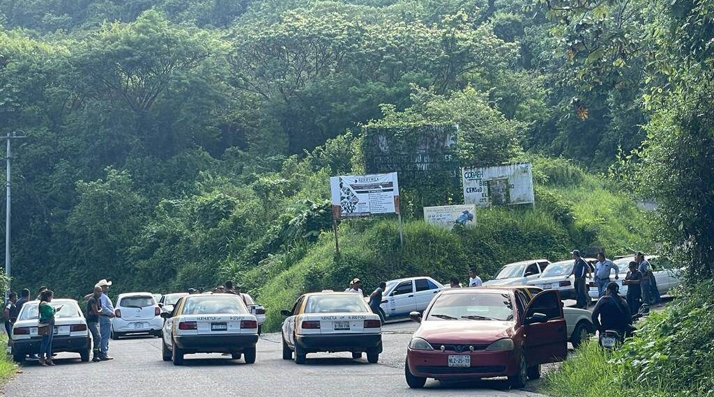 transportistas y habitantes bloquean crucero San Antonio