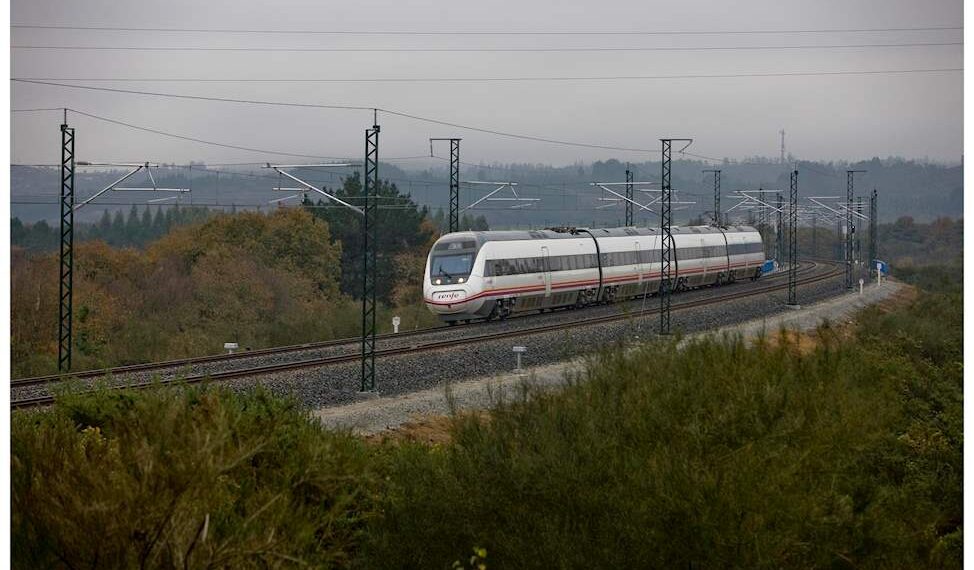 Renfe refuerza con 3.000 adicionales los trenes Intercity Madrid- Almería...