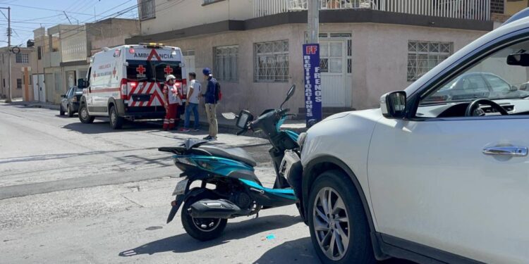 Tumba camioneta a mujer motociclista en crucero de Saltillo
