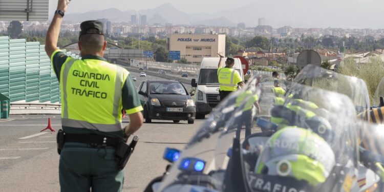 Varios agentes de la Guardia Civil paran a los conductores durante un control de alcoholemia.