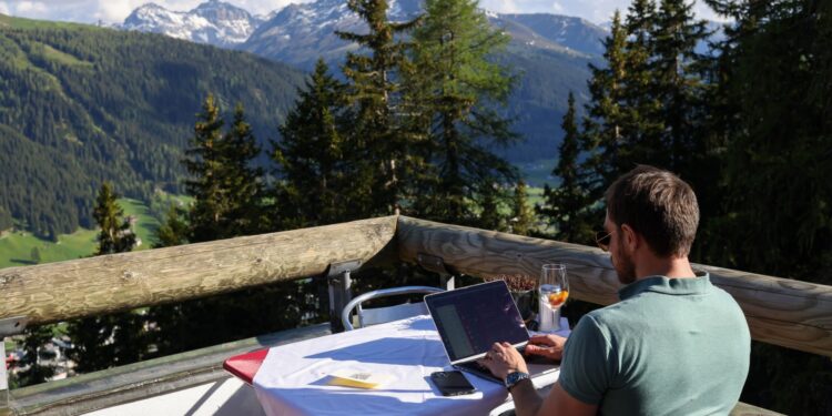 Demanda de trabajos 100% remotos se dispara ante temporada de viajes