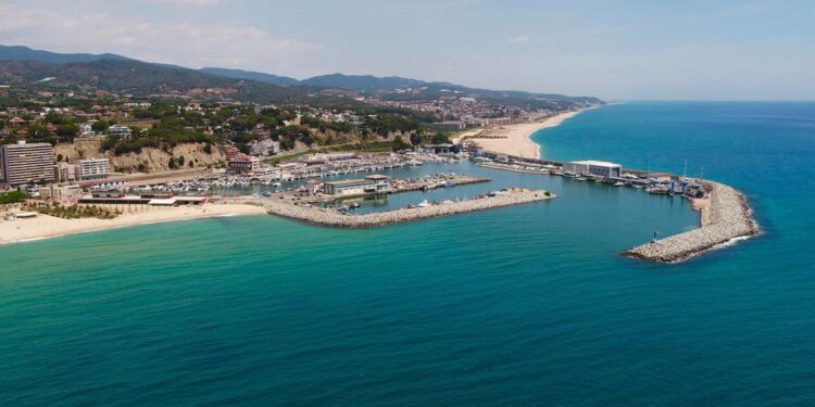 El hermoso pueblo pesquero que está a menos de una hora de Barcelona: su puerto fue uno de los más importantes de Cataluña