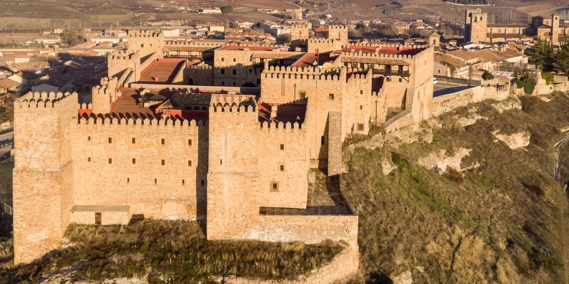 El espectacular castillo del siglo XII convertido en Parador por el que ‘merodea’ un fantasma y que visitó Iker Jiménez