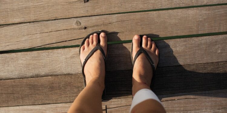Las chanclas y sandalias: origen, modas y recomendaciones para su uso