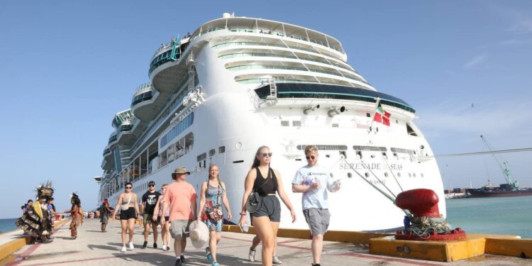Un total de 2,516 turistas llegaron a Progreso, Yucatán, a bordo del crucero de lujo Serenade of the Seas, de la línea naviera Royal Caribbean International