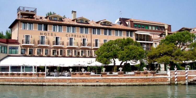 Fue elegido el mejor hotel del mundo y se hospedan las celebridades, ¿cuánto cuesta una noche?