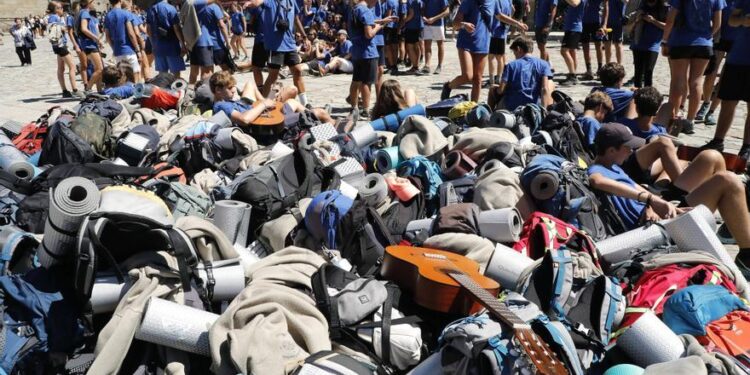 La JMJ de Lisboa llena la capital gallega con un grupo de 2.000 jóvenes franceses a la cabeza