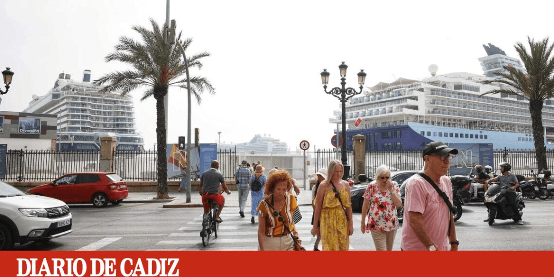 Tres cruceros llenan la ciudad de Cádiz con turistas y tripulación