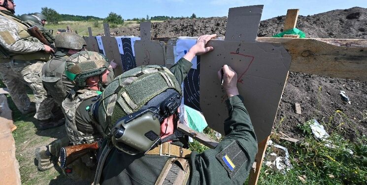 Soldados ucranios durante un entrenamiento militar en Járkov, Ucrania, el 26 de julio de 2023. Foto Afp