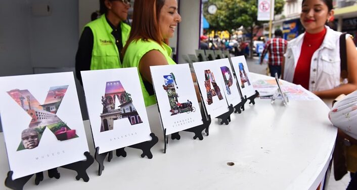 Renueva Ayuntamiento de Xalapa módulo de información turística en el Centro Histórico