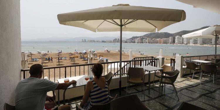 Precio hoteles Benidorm julio | Vacaciones más cortas y caras