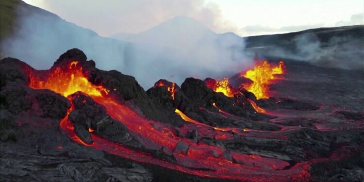el Fagradalsfjall, en Islandia, comienza a expulsar lava tras colapsar el cono