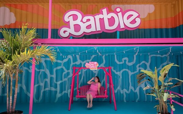 Surfeando en Malibu Barbie Café en Chicago