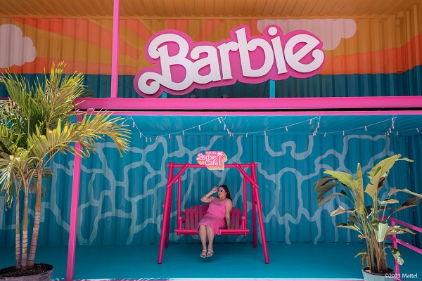 Surfeando en Malibu Barbie Café en Chicago