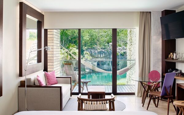 Hotel Xcaret Arte y el coach Akin Akman crean programa holístico   El evento se llevará a cabo del 31 de agosto al 3 de septiembre en las instalaciones del hotel, con el fin de promover una fusión en armonía entre el bienestar y el arte, combinando a la belleza del entorno natural con servicios de clase mundial.   Hotel Xcaret Arte y Ugrou Wellness Experiences anuncian The AARMY Xperience, evento wellness encabezado por el coach Akin Akman, que ofrecerá una experiencia holística para nutrir el cuerpo y mente. El evento se llevará a cabo del 31 de agosto al 3 de septiembre en las instalaciones del hotel, con el fin de promover una fusión en armonía entre el bienestar y el arte, combinando a la belleza del entorno natural con servicios de clase mundial. Durante cuatro días, los participantes serán parte de un programa holístico en un escenario natural para sentir y conectar con mente, cuerpo y alma a través del arte mexicano, disfrutando de las instalaciones y naturaleza de la Riviera Maya. El evento contará con entrenamientos personalizados con Akin Akman, considerado el coach número 1 en el mundo fitness, quien ha entrenado a personalidades como Karlie Kloss, David y Victoria Beckham, Edward Enninful, Agdal, Jake Gyllenhaal, Brian Atwood, Maria Sharapova, entre muchos otros. La experiencia de actividades físicas se complementará con talleres de alimentación consciente encabezados por el chef Miguel Bautista, artista del sabor del Colectivo Gastronómico de Hoteles Xcaret. Asimismo, los asistentes podrán sumergirse en la cultura mexicana y explorar la naturaleza de la Riviera Maya a partir de la visita a parques como Xcaret, Xel-Há, Xplor Fuego, Xenses y Xavage. Con este tipo de iniciativas, Hotel Xcaret Arte busca crear y promover experiencias en un entorno sin prisa, donde las amenidades orgánicas del lugar, combinadas con la decoración mexicana, ofrezcan a los participantes una estancia placentera. Para conocer más detalles sobre el evento, consulta: https://tinyurl.com/TAE-MX