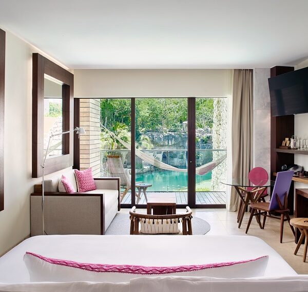 Hotel Xcaret Arte y el coach Akin Akman crean programa holístico   El evento se llevará a cabo del 31 de agosto al 3 de septiembre en las instalaciones del hotel, con el fin de promover una fusión en armonía entre el bienestar y el arte, combinando a la belleza del entorno natural con servicios de clase mundial.   Hotel Xcaret Arte y Ugrou Wellness Experiences anuncian The AARMY Xperience, evento wellness encabezado por el coach Akin Akman, que ofrecerá una experiencia holística para nutrir el cuerpo y mente. El evento se llevará a cabo del 31 de agosto al 3 de septiembre en las instalaciones del hotel, con el fin de promover una fusión en armonía entre el bienestar y el arte, combinando a la belleza del entorno natural con servicios de clase mundial. Durante cuatro días, los participantes serán parte de un programa holístico en un escenario natural para sentir y conectar con mente, cuerpo y alma a través del arte mexicano, disfrutando de las instalaciones y naturaleza de la Riviera Maya. El evento contará con entrenamientos personalizados con Akin Akman, considerado el coach número 1 en el mundo fitness, quien ha entrenado a personalidades como Karlie Kloss, David y Victoria Beckham, Edward Enninful, Agdal, Jake Gyllenhaal, Brian Atwood, Maria Sharapova, entre muchos otros. La experiencia de actividades físicas se complementará con talleres de alimentación consciente encabezados por el chef Miguel Bautista, artista del sabor del Colectivo Gastronómico de Hoteles Xcaret. Asimismo, los asistentes podrán sumergirse en la cultura mexicana y explorar la naturaleza de la Riviera Maya a partir de la visita a parques como Xcaret, Xel-Há, Xplor Fuego, Xenses y Xavage. Con este tipo de iniciativas, Hotel Xcaret Arte busca crear y promover experiencias en un entorno sin prisa, donde las amenidades orgánicas del lugar, combinadas con la decoración mexicana, ofrezcan a los participantes una estancia placentera. Para conocer más detalles sobre el evento, consulta: https://tinyurl.com/TAE-MX