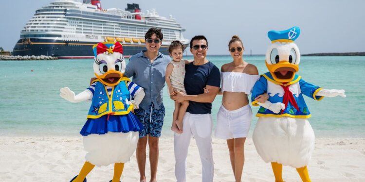 Adrián Uribe y su familia disfrutan de unas vacaciones a bordo del barco más nuevo de Disney Cruise Line