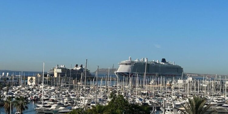 Alicante recibe dos cruceros con 5.500 pasajeros y espera un impacto de casi 400.000 euros