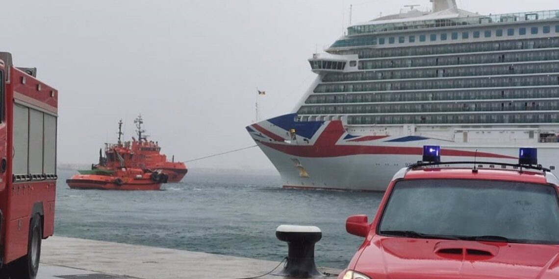 Un crucero en Palma se choca con un petrolero por el fuerte viento