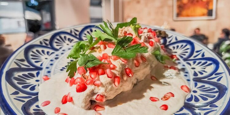 ¿Va capeado o no? Claves para reconocer un buen chile en nogada, según el chef del restaurante Nicos – El Financiero