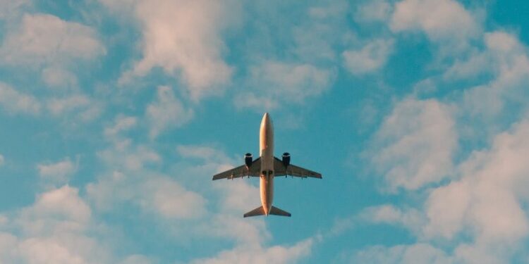 Cómo viajar en clase business: trucos para volar en primera clase