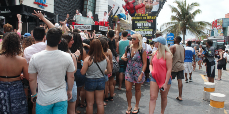 Disminuyeron viajes de estadunidenses a Cancún y la Riviera Maya, destaca “The Wall Street Journal”