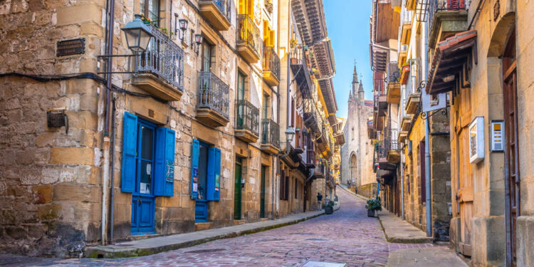 El pueblo más bonito al que viajar en septiembre está en el País Vasco