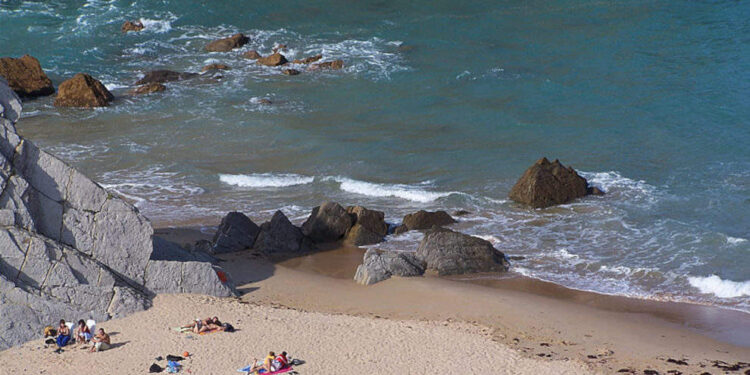 Una pequeña playa cántabra, entre las once mejores de España para viajar en septiembre