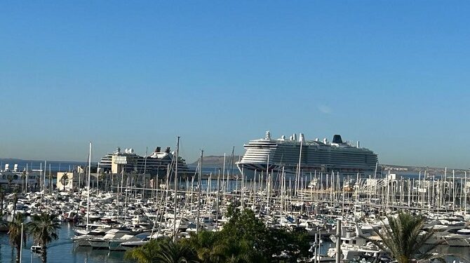 Atracan en el puerto de Alicante dos cruceros con 5.500 turistas | ALICANTE PRESS