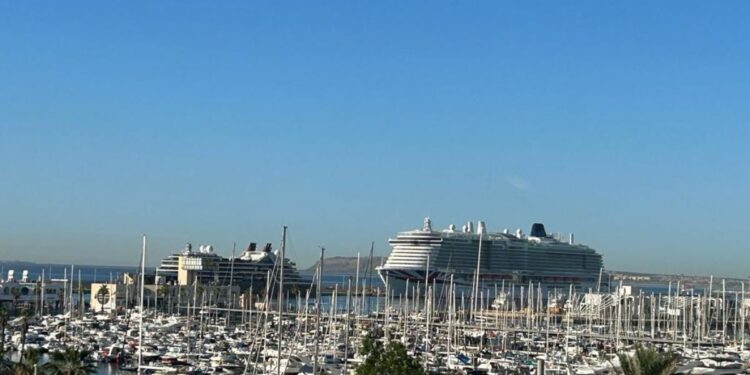 Dos cruceros traen a Alicante a 5.500 pasajeros con un impacto de cerca de 400.000 euros