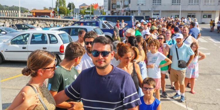 Los barcos de pasaje y el “Turitren”, con más viajeros que nunca