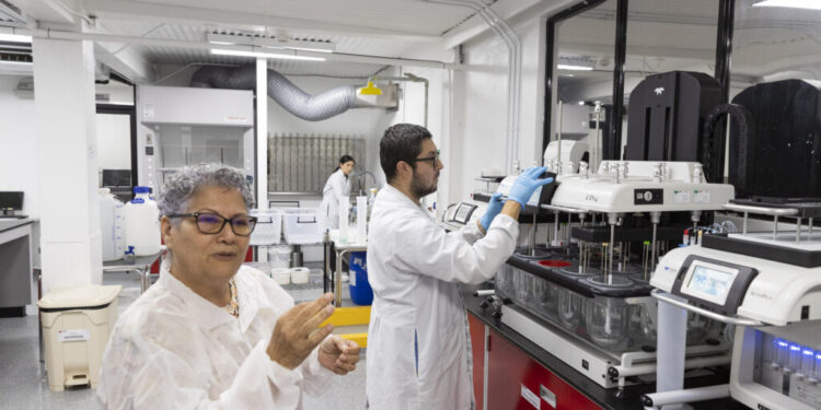 Producción en zonas francas creció un 22,5%, pero empresas fuera de ese régimen sólo un 3,6% • Semanario Universidad