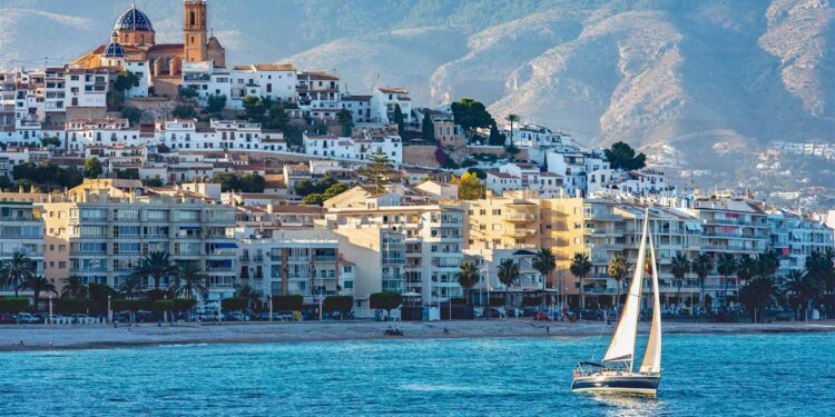 El pueblo de Alicante que seduce con sus calles empedradas, casas encaladas y vistas marinas