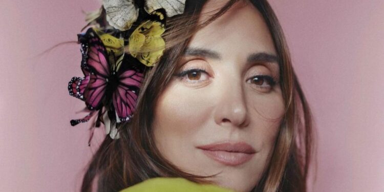 cara lavada, en mallas y despeinada, se acabó el glamour