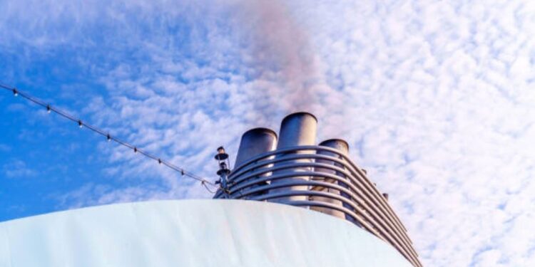 Gran derrama económica y contaminación dejan los cruceros