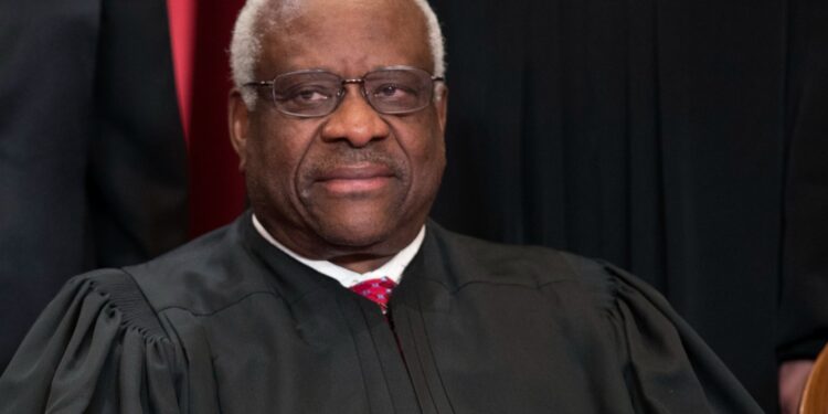 Clarence Thomas, polémico juez del Supremo de EE.UU., alega que aceptó viajes en jet por seguridad