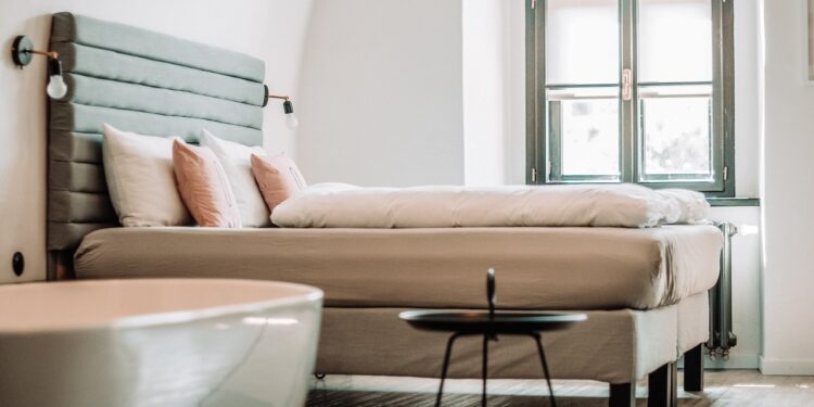 La razón por la que debes dejar las maletas en la bañera cuando llegues a la habitación de un hotel