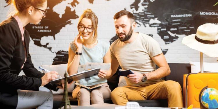 Pareja-agencia-de-viajes