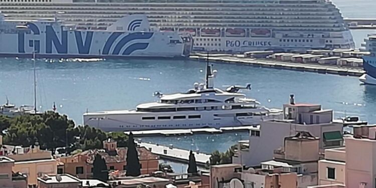 Cruceros en Mallorca | El megayate Viva visita el Club de Mar