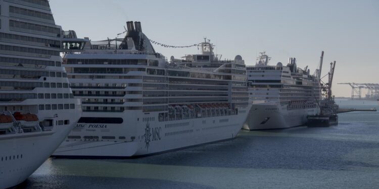 Facua denuncia a MSC Cruceros ante Consumo por incluir el pago obligatorio de una propina en sus tarifas