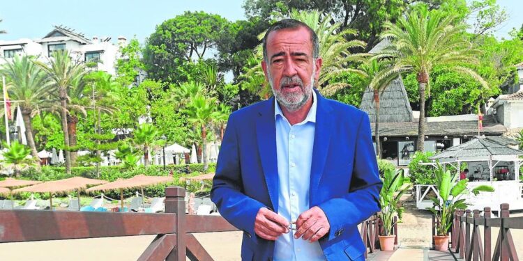 «Lo mismo estoy con un rey por la mañana y por la tarde regando mi huerta lleno de barro»