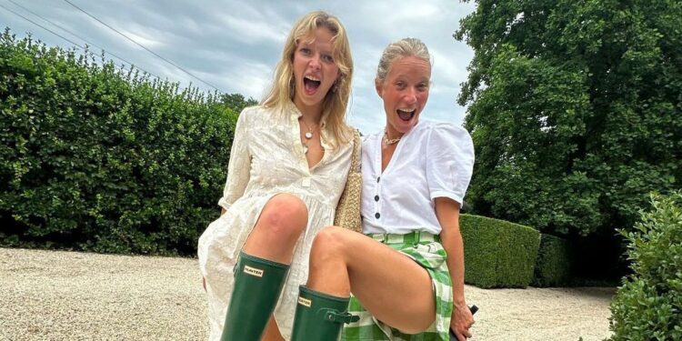 Gwyneth Paltrow y su hija Apple Martin tienen iguales las botas de agua que querrás este otoño