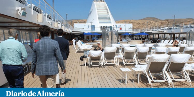 Crece en un 35% el número de cruceristas en el Puerto de Almería