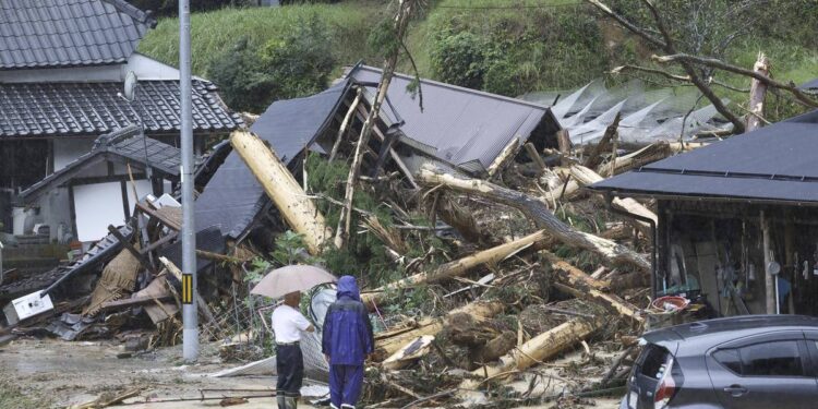 Una fuerte tormenta tropical azota zonas de Japón e interrumpe viajes en una semana feriada – Publimetro México