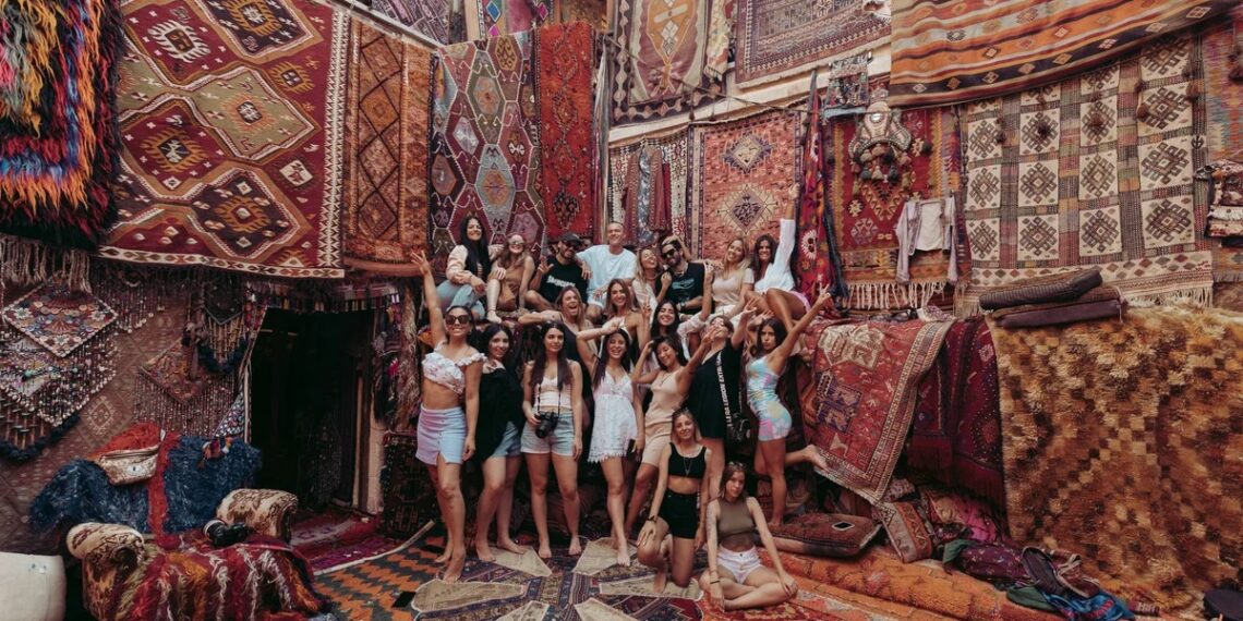 Son argentinos y crearon una propuesta para jóvenes que quieren conocer destinos exóticos y viajar aprendiendo