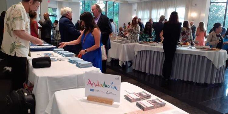 La Junta promociona la oferta de Andalucía entre los agentes de viajes de...