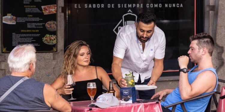 Las ventas del sector servicios bajan un 0,7% en junio tras más de dos años de ascensos | Economía