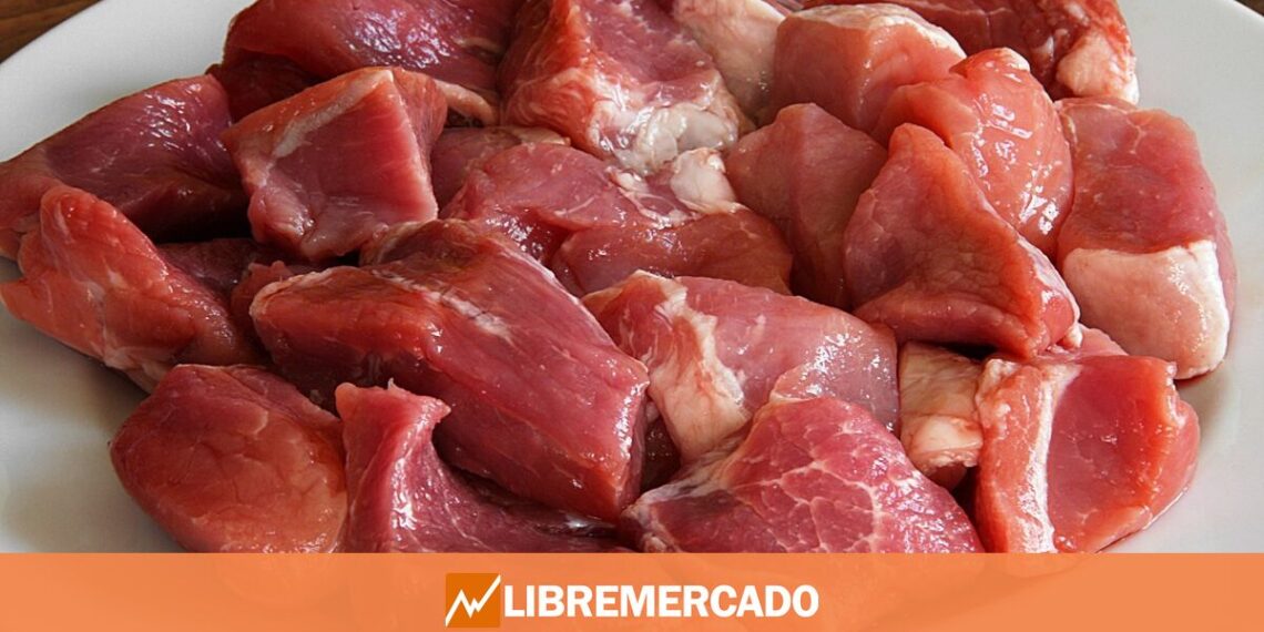 La carne de laboratorio avanza hacia los supermercados: "Una palada más en el hoyo de los ganaderos"