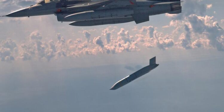 Ucrania quiere recibir misiles de crucero aire-tierra AGM-158 JASSM con una ojiva de 450 kg y un alcance de más de 370 km para cazas F-16 Fighting Falcon.