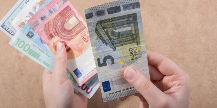 El límite que tienes para viajar con dinero en efectivo al extranjero